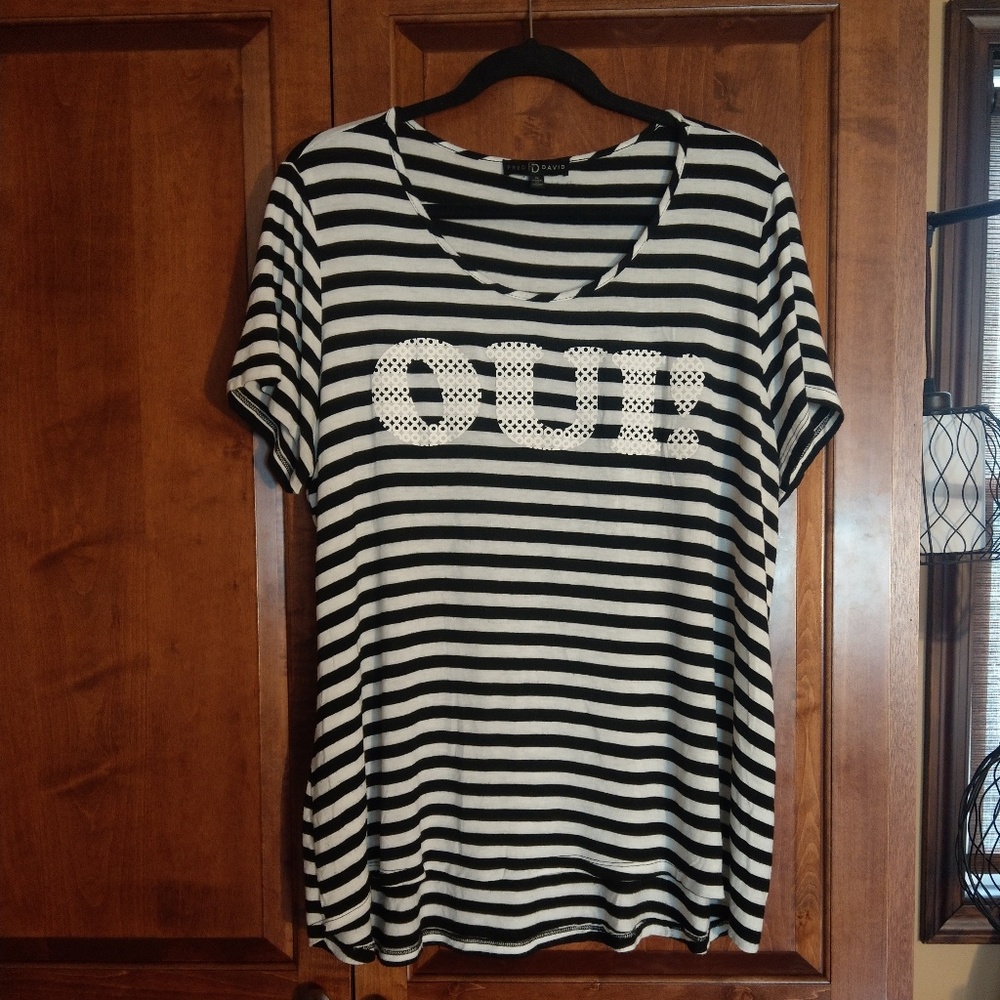 Graphic tee with French "OUI!" design